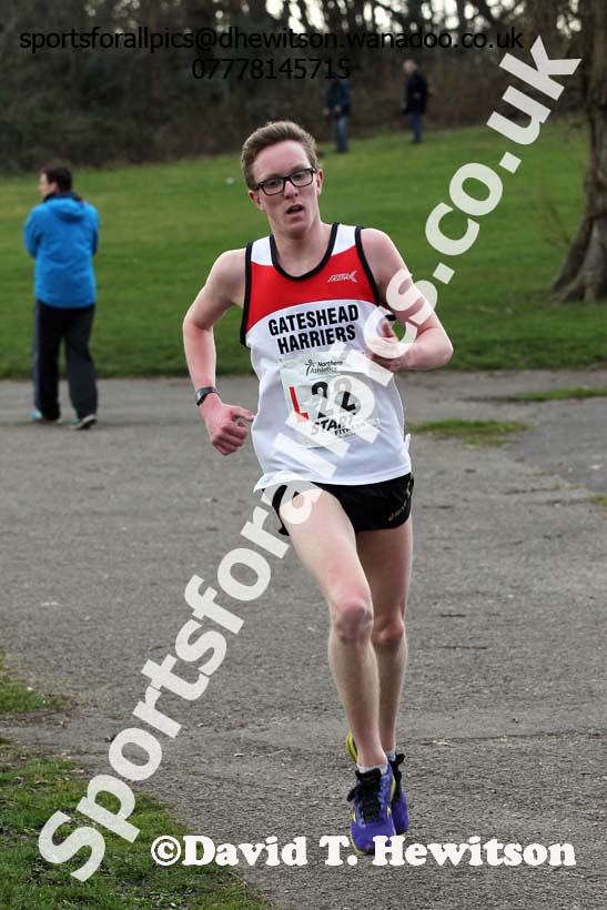 Dan Johnson (Gateshead) on the 10th leg of the senior mens 12 stage relay, 2014 Northern 12 and 6 Stage Relays, Heaton Park Manchester. Photo: David T. Hewitson/Sports for All Pics